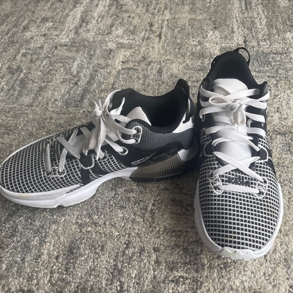 Nike Black and White Sneakers - Picture 5 of 6